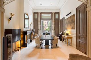 <p>Exclusieve en unieke herenwoning op triple A-locatie gelegen op het Antwerpse Zuid.</p>
<p>Deze schitterende gerestaureerde 19e-eeuwse herenwoning combineert historische grandeur met moderne luxe en biedt een unieke woonervaring op een perceel van 333 m² met een zuidelijk georiënteerde tuin. Deze prachtige woning heeft een bewoonbare oppervlakte van maar liefst 575 m², verdeeld over vijf verdiepingen. In 2010 werd het pand volledig gerenoveerd met hoogwaardige materialen, waarbij de authentieke elementen zorgvuldig werden behouden.</p>
<p>Bij binnenkomst wordt u verwelkomd in een indrukwekkende marmeren inkomhal, waar elegantie en karakter hand in hand gaan. De ruime, lichte leefruimte loopt moeiteloos over in de stijlvolle eetkamer, waar authentieke details behouden zijn gebleven. Aan de achterzijde van de begane grond ligt de high-end leefkeuken, voorzien van topkwaliteit Gaggenau-apparatuur. Deze leefkeuken met authentieke lichtkoepel biedt directe toegang tot het terras en de rustige, zonovergoten tuin.</p>
<p>Voor wie ontspanning zoekt, biedt het souterrain een waar wellnessparadijs: een verwarmd binnenzwembad, sauna, douche en toilet vormen hier een exclusieve retreat. Daarnaast bevinden zich hier een functionele wasruimte, een wijnkelder en een multifunctionele kamer die dienst kan doen als kantoor of fitnessruimte.</p>
<p>Tussen de begane grond en de eerste verdieping vindt u een chique bureauruimte, met een panoramisch uitzicht over de tuin.</p>
<p>Op de eerste verdieping bevindt zich de indrukwekkende masterbedroom, met een prachtige houten vloer en karakteristieke pilaren, die uitkijkt over de Leien. Aansluitend een ruime tussenkamer met airconditioning en een en-suite badkamer die luxe ademt, voorzien van een inloopdouche, een ligbad en design wastafels.</p>
<p>Op de tweede verdieping bevinden zich twee ruime slaapkamers, elk met een eigen badkamer en een dressing room met maatwerk inbouwkasten.</p>
<p>Op de derde en bovenste verdieping bevindt een royale biljart- en relaxruimte en een slaapkamer met en-suite badkamer, waarbij het panoramische uitzicht op het Museum voor Schone Kunsten een absoluut hoogtepunt vormt.</p>
<p>Een herenwoning zoals geen ander, waar authenticiteit en hedendaags comfort samensmelten. Optioneel kan een overdekte autostaanplaats op wandelafstand worden aangekocht voor €35.000.</p>