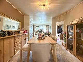 Dit huis is gelegen in het hart van Zwartberg, een rustige en groene wijk met een warme, familiale sfeer. De Socialestraat bevindt zich op een gunstige locatie met vlotte verbindingen naar Genk, Oudsbergen, Houthalen en toch omringd door natuur. Op korte afstand vind je de prachtige Limburgse wandel- en natuurgebieden, het alomgekende Labiomista en het uitgestrekte Nationaal Park Hoge Kempen, ideaal voor natuur- en cultuurliefhebbers. In de directe omgeving zijn winkels, scholen en openbaar vervoer tevens gemakkelijk bereikbaar.<br /><br />De woning bestaat op het gelijkvloers uit een woonkamer, een leefkeuken met deur naar de kelder, een sas naar de achterdeur en een gastentoilet. Op het verdiep liggen 2 slaapkamers en een badkamer uitgerust met een tweede toilet, een bidet, een ligbad, een douche en een lavabo. Onder de nok van het dak ligt een derde slaapkamer. De tuin is volledig omheind en een voordeel is dat het perceel ook bereikbaar is via een achterliggende weg, hetgeen een groot pluspunt is voor een gesloten bebouwing. Parkeren kan zowel vooraan in de straat als achteraan in de garage. In de kelder is er tevens extra bergruimte.<br /><br />Het huis werd uitgerust met airco-units en de koper heeft geen plicht om energetisch te renoveren.<br />