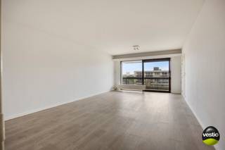 Tussen de Grote en Kleine Ring van Hasselt, aan de Casterstraat, bevindt zich dit aangename appartement op de achtste verdieping. Dankzij de doorlopende indeling van voor- naar achterzijde geniet u zowel aan de voor- als achterkant van het gebouw van een terras met een mooi uitzicht over de omgeving.<br /><br />Met een bewoonbare oppervlakte van ca. 100 m² beschikt het appartement over twee slaapkamers, twee terrassen, een ruime kelderberging en een ondergrondse autostaanplaats.<br /><br />De ligging is een absolute troef. Winkels, scholen, openbaar vervoer en andere dagelijkse voorzieningen bevinden zich op korte afstand. U woont hier centraal, terwijl u toch geniet van een rustige woonomgeving met veel groen in de buurt.<br /><br />Via de inkomhal, voorzien van een apart gastentoilet met handwasbakje, betreedt u het appartement. Aansluitend vindt u de badkamer, uitgerust met een ligbad en een dubbele wastafel. De lichtrijke leefruimte is bereikbaar via een glazen deur en vormt samen met de aparte keuken het hart van het appartement. Het overdekte terras aan de voorzijde is toegankelijk vanuit zowel de woonkamer als de keuken.<br />Dankzij de grote raampartijen geniet de leefruimte van een overvloed aan natuurlijk licht en een aangenaam open uitzicht. De twee slaapkamers bevinden zich aan de rustige achterzijde van het gebouw, waarvan één slaapkamer toegang verleent tot het tweede terras.<br /><br />Op de ondergrondse verdieping bevindt zich een autostaanplaats, die kan worden aangekocht voor € 25.000. Daarnaast beschikt het appartement over een ruime privatieve kelderberging, ideaal als extra opslagruimte.<br /><br />Troeven van dit appartement:<br />+ Zeer gunstig EPC van 193 kWh/m² per jaar<br />+ Centrale ligging nabij winkels, scholen en openbaar vervoer<br />+ Rustige woonomgeving met veel groen<br />+ Twee terrassen met aangenaam uitzicht<br />+ Ondergrondse autostaanplaats afzonderlijk aan te kopen (25.000 euro)<br />+ Ruime kelderberging<br /><br />Interesse in dit appartement of wenst u een bezoek ter plaatse? Neem contact op met Stephanie Odeurs via 0474 73 64 84 of via e-mail stephanie@vestio.com.