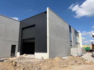 Newly built SME unit for sale with a total surface area of 641 m², spread across a ground floor (357 m²) and a mezzanine (284 m²). The sectional...