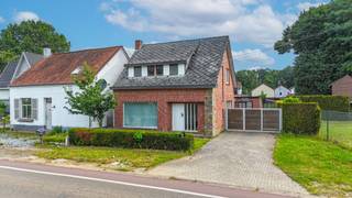 Op de Michel Scheperslaan 60 bevindt zich deze charmante woning met een mooie combinatie van ruimte, comfort en een goede ligging.<br /><br />De woning beschikt over een grote living die mooi doorloopt naar de keuken. De geïnstalleerde keuken sluit hierdoor naadloos aan bij de leefruimte en zorgt voor een aangename, open woonbeleving.<br /><br />Op het gelijkvloers bevindt zich een badkamer met douche en spoelbak, aangevuld met een apart gastentoilet. Verder is er ook een praktische technische ruimte aanwezig.<br /><br />Een absolute troef is de mooie, gerenoveerde bureauruimte, ideaal voor wie van thuis uit werkt of een rustige werkplek nodig heeft.<br /><br />Op de eerste verdieping bevinden zich drie comfortabele slaapkamers, die gerenoveerd werden.<br /><br />Buiten is er bovendien een bijgebouw aanwezig dat kan dienstdoen als tuinhuis en extra bergruimte biedt.<br /><br />De woning geniet van een goede ligging met een vlotte verbinding naar Houthalen, Hasselt en Zonhoven.<br /><br />Een instapklare woning met gerenoveerde ruimtes, drie comfortabele slaapkamers en een praktische indeling, ideaal voor wie op zoek is naar een aangename gezinswoning.<br /><br /><span>Maatregelen opgenomen in het Maatregelenregister: nee</span><br /><br />Pluspunten:<br />- Gerenoveerde woning<br />- Grote living met open verbinding naar de keuken<br />- Geïnstalleerde keuken<br />- Gerenoveerde bureauruimte<br />- Drie gerenoveerde en comfortabele slaapkamers<br />- Badkamer op het gelijkvloers<br />- Extra badkamer op de verdieping<br />- Apart gastentoilet<br />- Praktische technische ruimte<br />- Bijgebouw/tuinhuis<br />- Goede verbinding naar Houthalen, Hasselt en Zonhoven<br /><br />Voor meer informatie of een bezoek kan u ons contacteren via 078/78.78.70.<br />U bent uiteraard ook steeds welkom op ons kantoor.