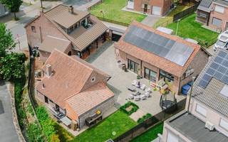 <p><span>Bent u op zoek naar een karaktervolle eigendom waar wonen, werken en ondernemen naadloos samenkomen? Dan zal deze unieke vierkantshoeve in het centrum van Temse u ongetwijfeld verrassen.</span></p><p><span>Rond een sfeervolle, afgesloten binnentuin bevinden zich een ruime instapklare woning en twee polyvalente bijgebouwen, die samen een uitzonderlijk geheel vormen. Met een totale nuttige oppervlakte van maar liefst 600 m² biedt deze eigendom heel wat mogelijkheden. Of u nu droomt van een woning met atelier, showroom, kantoor, opslagruimte of een combinatie van wonen en werken, hier is alles mogelijk!</span></p><p><span> </span></p><p><span>De belangrijkste troeven zijn:</span></p><ul><li><span>Authentieke vierkantshoeve met veel karakter</span></li><li><span>Instapklare woning van ca. 282 m²</span></li><li><span>Twee polyvalente bijgebouwen (ca. 200 m² en 125 m²)</span></li><li><span>Ideaal voor wonen en werken</span></li><li><span>Uitstekende hoekligging met maximale visibiliteit</span></li><li><span>Conforme elektrische installatie en 32 zonnepanelen met thuisbatterij</span></li></ul><p><span>De indeling als als volgt:</span></p><p><span>De woning</span><span> verwelkomt u via een centrale inkomhal met gastentoilet. De indrukwekkende leefruimte van maar liefst 65 m² heeft met de authentieke glas-in-loodramen een prachtige lichtinval en sluit aan op de halfopen keuken. Daarnaast beschikt de woning over een praktische droge kelder. Op de eerste verdieping bevinden zich drie volwaardige slaapkamers en een ruime badkamer.</span></p><p><span>Het eerste bijgebouw</span><span> </span><span>(ca. 120 gelijkvloers + 80 m² verdieping) omvat een royale atelierruimte met diverse bergingen. Dankzij de grote raampartijen geniet u van een prachtig zicht op de centrale binnenplaats. Op de verdieping bevindt zich een extra polyvalente ruimte die momenteel als showroom wordt gebruikt. </span></p><p><span>Het tweede bijgebouw</span><span> (ca. 85 m² + 40 m²) beschikt over een ruime kantoorruimte met keuken. Op de verdieping bevinden zich een slaapkamer en een badkamer, waardoor dit gebouw perfect geschikt is als zelfstandige woonunit, praktijkruimte of kantoor.</span></p><p><span>De bijgebouwen worden verwarmd met energiezuinige lucht-luchtwarmtepompen en bieden zo hedendaags comfort.</span></p><p><span> </span></p><p><span>Deze uitzonderlijke eigendom combineert authentieke charme met hedendaags comfort en dankzij de recente renovatiewerken is dit volledig instapklaar!</span></p><p><span> </span></p><p><span>Laat u verrassen door de unieke mogelijkheden van deze karaktervolle vierkantshoeve en contacteer Axel Lenaerts voor een bezoek!</span></p><p><span> </span></p>