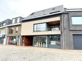 VOOR DEZE WONING WERKEN WE MET EEN BEZOEKERSLIJST.<br />Inschrijven kan enkel door een bezoekaanvraag via onze website,. Zodra een bezoek mogelijk is zullen we u contacteren.<br /><br />Dit mooi appartement (105m²) op de 2e verdieping met lift, is gelegen op een TOPLOCATIE in het midden van het centrum, bij winkels, scholen en openbaar vervoer, en het treinstation ‘Noorderkempen’ is op korte afstand bereikbaar. Deze mooie residentie werd in 2016 gebouwd en verkeerd in een perfecte staat! Indeling als volgt: inkomhal, leefruimte op een tegelvloer, open keuken ingericht met keramische kookplaat, dampkap, koelkast, vaatwasser, combi-oven en van hieruit toegang naar de bijkeuken/wasberging. Vanuit de keuken een schuifraam naar het overdekte terras van ca 6m²m. Verder heb je een nachthal welke leidt naar de 3 slaapkamers (waaronder 1 babykamer of dressing), het apart toilet en de badkamer welke ingericht is met een inloopdouche en lavabomeubel. De ruime kelder, welke is begrepen in de huurprijs, is te bereiken met de lift. Op en rond het plein zijn er voldoende openbare parkeerplaatsen. Huurprijs 945 Euro + 55 Euro, beschikbaar 01/01/2027.