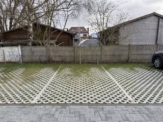 Bovengrondse staanplaats te koop nabij het centrum van Desselgem. De staanplaats is gelegen in residentie Albert &amp; Jerome en is bereikbaar via een gemeenschappelijke doorrit.Interesse in deze staanplaats te koop in Desselgem? Contacteer ons voor meer informatie! 056 605 605