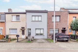<p>Wonen in een gegeerde buurt met veel comfort. Deze charmante woning ligt op een toplocatie in Schoten, met winkels, scholen en openbaar vervoer vlakbij. Je geniet van een gezellige tuin, een oprit en een praktische indeling.</p><p>Op de gelijkvloerse verdieping bevindt zich de inkomhal – een aangename leefruimte met palletkachel - een open keuken voorzien van gasvuur, dampkap en dubbele spoelbak – een badkamer met wastafel, een ligbad met douchefunctie en toilet – een veranda achteraan, met aansluitingen voor wasmachine en droogkast. De eerste verdieping omvat twee ruime slaapkamers op parket, waarvan één met aparte dressing.</p><p><br /></p><p>•Kelderverdieping voor extra opbergruimte</p><p>•Een oprit zodat parkeren no stress is</p><p>•Mooie tuin achteraan de woning, met tuinhuis</p>