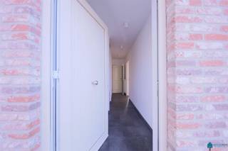 Bent u op zoek naar een moderne, energiezuinige woning op een rustige en gezinsvriendelijke locatie? Dan is deze recente gesloten nieuwbouwwoning in de Sint-Gerolflaan te Aalter zeker een bezoek waard.<br />Gelegen in een aangename residentiële woonwijk combineert deze woning rust en privacy met een uitstekende bereikbaarheid. Het centrum van Aalter, diverse winkels, scholen, sportfaciliteiten en het openbaar vervoer bevinden zich op korte afstand. Dankzij de nabijheid van het station van Aalter en de vlotte verbinding naar de E40 geniet u bovendien van een snelle bereikbaarheid richting Gent, Brugge en de omliggende gemeenten. Hierdoor is deze woning ideaal voor gezinnen, pendelaars en iedereen die comfortabel wil wonen in een groene omgeving.<br />De woning biedt een doordachte indeling met veel lichtinval en hedendaags wooncomfort. De leefruimte sluit naadloos aan op de eetkamer en de ingerichte keuken, met uitzicht op het zonnige zuidgerichte terras en de tuin. De private autostaanplaats vormt een extra troef.<br />Troeven<br />✔ Recente energiezuinige nieuwbouwwoning<br />✔ Rustige en kindvriendelijke woonomgeving<br />✔ Nabij centrum Aalter, scholen en winkels<br />✔ Vlotte verbinding naar E40 en station Aalter<br />✔ 3 slaapkamers<br />✔ Zuidgerichte tuin en terras<br />✔ Grote zolderruimte van 40 m²<br />✔ Private autostaanplaats<br />✔ Instapklaar en modern wooncomfort<br />Deze woning biedt de perfecte combinatie van ruimte, comfort en een uitstekende ligging. Een ideale thuis voor wie rustig wil wonen zonder in te boeten aan bereikbaarheid.<br />Interesse? Contacteer Vastgoed Poppe voor meer informatie of een bezoek ter plaatse door te reageren op deze advertentie of te mailen naar info@vastgoedpoppe.be, telefonisch kunnen er geen bezoekafspraken worden ingepland.<br />