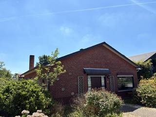Te renoveren woning in Zonhoven.<br />De woning omvat een ruime leefruimte met houtkachel, een keuken, drie slaapkamers, badkamer, toilet, kleine kelder, veranda, berging en een garage.<br /><br /><br />