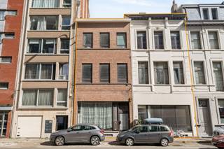 <p>Op een uitstekende locatie in de <strong>Generaal Lemanstraat 26</strong> bevindt zich dit <strong>veelzijdige handelshuis</strong> met<strong> tuin</strong> en<strong> verhuurde units</strong>.<br />De panden combineren <strong>commerciële zichtbaarheid</strong> met een <strong>aangename buitenruimte</strong>, wat zorgt voor extra troeven voor zowel huurders als investeerders.</p>
<p>De units zijn <strong>momenteel gedeelteijk verhuurd</strong>, wat betekent dat deze panden een <strong>direct rendement</strong> bieden en een <strong>zorgeloze investering</strong> vormen</p>
<p><strong>Troeven:</strong></p>
<p><b>-</b>Strategische ligging in een levendige buurt</p>
<p>-Meerdere units, volledig verhuurd</p>
<p>-Tuin aan de achterzijde</p>
<p>-Onmiddellijke huuropbrengst</p>
<p>-Interessante investeringsopportuniteit</p>
<p>Ideale panden voor wie op zoek is naar een <strong>stabiele vastgoedbelegging</strong> met <strong>groen karakter</strong> en<strong> huurinkomsten</strong>.<br /><br />Vg, Gvv, Wg, Gvkr, Gmo, geen overstromingsgevoelig gebied</p>