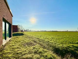 Te koop aan registratierechten 12% - GEEN BTW-STELSEL !Deze open bebouwing met APARTE garage werd casco opgetrokken met duurzame materialen en wacht...