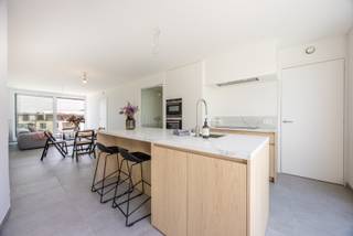 Dit stijlvolle appartement bevindt zich op de derde verdieping van residentie City Gardens, centraal gelegen in de Stormestraat te Waregem...