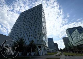 <p><strong>PRIJS: €238.000 inclusief parking.<br /><br />Licht en stijlvol appartement met terras &amp; uitzicht – 11de verdieping in een trendy toren in Antwerpen</strong></p>
<p><br />Wonen in een <strong>architecturaal herkenningspunt van Antwerpen</strong>? Dit verzorgd appartement van <strong>68,2 m² (incl. terras)</strong> op de <strong>11de verdieping</strong> biedt u niet alleen een prachtig uitzicht, maar ook een warm en gezellig gevoel zodra u binnenkomt.</p>
<p></p>
<p>Wat maakt dit appartement zo aangenaam?</p>
<ul>
<li><strong>Zonnige leefruimte</strong> met grote ramen en toegang tot het terras</li>
<li><strong>Open keuken</strong> (vaatwasser, kookplaat, dampkap, oven, koelkast) die naadloos aansluit op de woonkamer</li>
<li><strong>Slaapkamer </strong>met handige <strong>bureelhoek </strong>en toegang tot het terras</li>
<li>Warme parketvloer die luxe en gezelligheid uitstraalt</li>
<li>Ruime <strong>badkamer </strong>met inloopdouche, lavabo en toilet, afgewerkt met comfortabele kunststofvloer</li>
<li>Praktische <strong>berging </strong>met aansluiting voor wasmachine</li>
</ul>
<p><strong><br />Technisch:</strong></p>
<ul>
<li>Verwarming op gas via collectieve installatie met individuele calorimeters</li>
<li>Individuele meters voor water en elektriciteit</li>
<li>EPC, elektriciteitskeuring, plannen en pre-verkoopinfo beschikbaar onderaan deze pagina</li>
</ul>
<p><strong><br />Het geheel omvat:</strong></p>
<ul>
<li>Het <strong>appartement </strong>11E, <strong>€212.000</strong></li>
<li>Private <strong>kelderberging</strong>, inbegrepen (nr. 003, niveau -1)</li>
<li>Twee <strong>fietsenstallingen</strong>, gebruiksrecht inbegrepen (nrs. 412en 413)</li>
<li><strong>Autostaanplaats </strong>(nr. 110, niveau -1) aan <strong>€26.000 (verplicht mee aan te kopen)</strong></li>
</ul>
<p><strong><br />Huursituatie:</strong></p>
<ul>
<li>Autostaanplaats P110 op -1 verhuurd aan €75/maand</li>
<li>Appartement verhuurd, stilzwijgend verlengd. Momenteel zit de overeenkomst in het 3de jaar van een 9-jarige overeenkomst. Opzegbaar voor eigen bewoning mits een vooropzeg van 6 maanden. Huidige huur (geïndexeerd): €816 + €100 provisie kosten</li>
<li><strong>Algemene kosten</strong> appartement en parking: ca. <strong>€145/maand (gemiddelde van de laatste 2 jaarafrekeningen - excl. verwarming)</strong></li>
<li>Verhuur via poolsysteem welk definitief een einde neemt op 31/10/2026</li>
</ul>
<p></p>