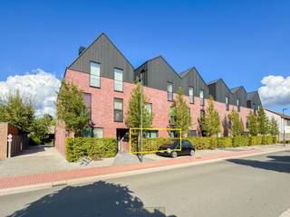 <p><span><span>MODERN GELIJKVLOERS APPARTEMENT met TUIN en ONDERGRONDSE AUTOSTAANPLAATS. Dit ENERGIEZUINIG APPARTEMENT met EPC-LABEL A beschikt over een uiterst GUNSTIGE LIGGING op een BOOGSCHEUT van het CENTRUM. Daarnaast bevindt het zich in de nabijheid van alle dagelijkse VOORZIENINGEN zoals scholen, winkels en openbaar vervoer. Het appartement combineert COMFORTABEL WONEN met een PRAKTISCHE INDELING en een MODERNE AFWERKING.</span></span></p>
Via de lichtrijke woonkamer met open keuken bereikt u de nachthall, die toegang biedt tot een technische berging, een gastentoilet, 2 slaapkamers, een modern ingerichte badkamer en een aparte berging/wasplaats. De leefruimte sluit bovendien naadloos aan op het gezellige tuintje met uitweg achteraan, een aangename buitenruimte om te ontspannen of te genieten van het buitenleven. Als extra troeven beschikt dit appartement over ZONNESCREENS aan de straatzijde, een ONDERGRONDSE AUTOSTAANPLAATS, een "RUIME"KELDERBERGING, een GEMEENSCHAPPELIJKE FIETSENBERGING en een lokaal voor vuilnisbakken, die samen het WOONCOMFORT compleet maken.<br /><br />Adres: Wallestraat 173 bus 102 te Oudenaarde<br /><br />EPC: 93kWh/m², G-score A P-score B, Geen renovatieverplichting van toepassing