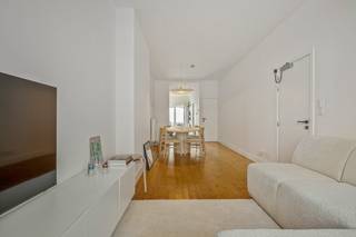 Op een toplocatie in hartje Antwerpen bevindt zich dit lichtrijke gelijkvloerse appartement met 1 slaapkamers en een zonnig zuid gerichte stadstuin (25m2). Dankzij de centrale ligging geniet u van een uitstekende bereikbaarheid, terwijl winkels, scholen, horecazaken en openbaar vervoer zich op wandelafstand bevinden.<br /><br />Via de gemeenchappelijke charmante inkomhal betreden we het appartement. De ruime en lichtrijke leefruimte biedt voldoende plaats voor een gezellige zithoek en een aparte eetruimte. De open keuken sluit naadloos aan op de leefruimte en is uitgerust met kwalitatieve toestellen. Zowel de keuken als de eetkamer geven uit op een aangenaam zuid gerichte stadstuin van 25m2. Hier kan u genieten in alle rust van het mooie weer. Aansluitend bevindt zich de ruime slaapkamer met naastgelegen de stijlvolle badkamer, ingericht met een inloopdouche,wastafel en ruimte voor wasmachine.<br /><br />Dit instapklare appartement werd volledig gerenoveerd in 2021. Het EPC is gunstig C (288kwh/m2 jaar) ,volledig asbestvrij en de electriciteit is conform. Tevens ideaal als opbrengsteigendom met top rendement.<br /><br /><br />Dit is een uitstekende opportuniteit als u op zoek bent naar een lichtrijk appartement met 1 slaapkamers en zonnige stadstuin te Antwerpen. Contacteer ons voor meer informatie op 0473 38 29 40 of via info@boonstravastgoed.be.<br /><br />Bijzonderheden:<br />- Hartje Antwerpen<br />- Zonnige stadstuin<br />- Gunstig EPC C - 288 kwh/ m2 jaar