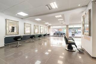 <p>Op zoek naar de ideale locatie om uw zaak te starten of verder uit te bouwen? Maak kennis met dit ruime en volledig instapklare handelspand, gelegen op een absolute commerciële topligging in het centrum van Zelzate.</p>
<p>Dankzij de centrale ligging aan de Marktstraat geniet het pand van zeer veel passage en een uitstekende visibiliteit. Een belangrijke troef voor ondernemers die hun zaak maximaal in de kijker willen plaatsen en willen profiteren van de constante beweging in het centrum.</p>
<p>Het handelspand is volledig instapklaar, waardoor u zonder grote investeringen of ingrijpende werken van start kunt gaan. De ruime opzet biedt bovendien tal van mogelijkheden en kan flexibel worden ingericht volgens de noden en uitstraling van uw onderneming.</p>
<p>Ook de bereikbaarheid vormt een sterke troef. In de directe omgeving is er voldoende parkeergelegenheid, wat het gemakkelijk maakt voor klanten, bezoekers en medewerkers om de zaak vlot te bereiken.</p>
<p>Of u nu een nieuwe onderneming wilt lanceren, uw bestaande zaak een nieuwe locatie wilt geven of op zoek bent naar een commercieel pand met potentieel: de Marktstraat 1 biedt u de ideale uitvalsbasis voor een succesvolle zaak.<br /><br /><strong>Troeven</strong></p>
<ul><li><strong>Commerciële topligging in het centrum van Zelzate</strong></li><li><strong>Zeer veel passage</strong></li><li><strong>Uitstekende zichtbaarheid</strong></li><li><strong>Ruim handelspand</strong></li><li><strong>Volledig instapklaar</strong></li><li><strong>Tal van commerciële mogelijkheden</strong></li><li><strong>Voldoende parkeergelegenheid in de omgeving</strong></li><li><strong>Ideale locatie voor de start of verdere uitbouw van uw onderneming</strong></li></ul>
<p><strong>UW DROOMZAAK? ZO GEVONDEN!</strong></p>
