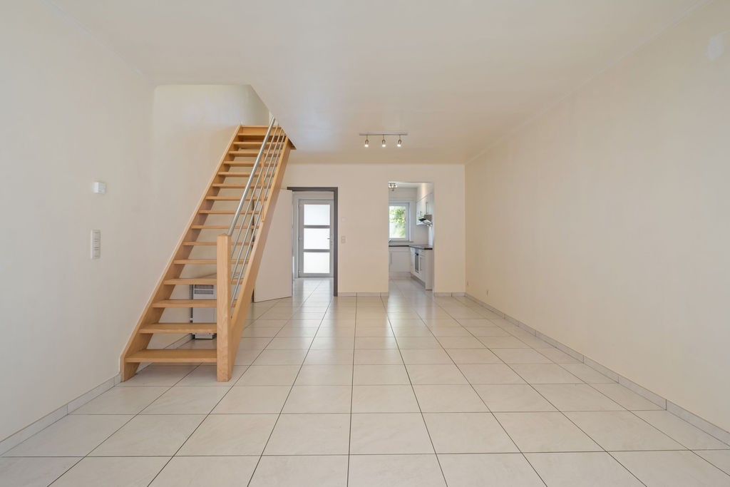 Recente woning met 2 slaapkamers, koer en privatieve parkeerplaats in het centrum van Celles! - foto 5