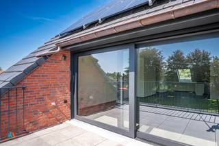 <span>Energiezuinig dakappartement op de tweede verdieping, in residentie 'Guldenhof', met zongeoriënteerd terras.</span><br /><span>Rustig gelegen in het centrum van Loenhout.</span><br /><br /><span>Indeling </span><span>: </span><br /><span>inkomhal, toilet, berging, woonkamer met open ingerichte keuken en aansluitend terras, twee slaapkamers, badkamer ;</span><br /><span>autostaanplaats P5 en kelderberging nr. 5 in ondergrondse parkeergarage. </span><br /><br /><span>Residentie 'Guldenhof' is voorzien van zonnepanelen en gekwalificeert als 'Bijna Energie Neutraal' ('BEN'). </span>