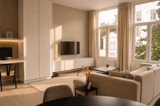 Geen Immo Aub<br /><br />Op een centrale locatie aan de volledig vernieuwde Paardenmarkt bevindt zich dit karaktervolle appartement met een bewoonbare oppervlakte van circa 76m². De hoge plafonds, het inpandige terras van 6 m², het zeer gunstige EPC-label B en de uitzonderlijk lage gemeenschappelijke kosten van slechts circa €10 per maand zijn enkele van de grote troeven.<br /><br />Het appartement ligt op de eerste verdieping van een kleinschalig gebouw met slechts twee appartementen.<br /><br />De sfeervolle leefruimte valt meteen op door de bijzonder hoge plafonds, die een aangenaam en ruimtelijk gevoel creëren. Een geïntegreerd bureau en praktische maatkast benutten de beschikbare ruimte optimaal. Aansluitend bevindt zich de volledig uitgeruste keuken, stijlvol afgewerkt in Mortex. De slaapkamer beschikt over een ruime wand met op maat gemaakte inbouwkasten.<br /><br />Verder omvat het appartement een afzonderlijk toilet, een badkamer, een praktische berging en een aangenaam inpandig terras van 6 m².<br /><br />Dankzij de ligging in het hart van Antwerpen bevinden het MAS, gezellige cafés, koffiebars, restaurants, winkels en sportclubs zich allemaal op wandelafstand. Ook Carrefour, Albert Heijn en tal van andere voorzieningen liggen in de onmiddellijke omgeving.<br /><br />Voor de deur bevindt zich een Velo-station, laadpaal en ook verschillende tram- en bushaltes zijn vlot bereikbaar. De uitstekende Mobiscore van 9,6/10 bevestigt de bijzonder goede bereikbaarheid.<br /><br />Troeven:<br /><br />Karaktervol appartement van circa 76m²<br />Inpandig terras van 6 m²<br />Bijzonder hoge plafonds<br />Ingebouwd bureau en maatkast<br />Kleinschalig gebouw<br />Zeer lage gem. kosten van €10 per maand<br />EPC-label B: 132 kWh/m² per jaar<br /><br />Ideale starterswoning!<br /><br />Zit momenteel huurder in (€1450/mnd) Contract kan evt. overgenomen worden, super investering dus! <br /><br />Er wordt een kijkweekend georganiseerd op zaterdag 19 & zo 20 sept. Enkel via mail en sms inplannen: 0032470564299 / rudolf.mennes@hotmail.com <br />