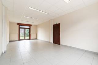 <p>Deze voormalige pastorij biedt een ruime en veelzijdige indeling met verschillende leef- en werkruimtes, met een tuin, garage en staanplaats.</p><p>Via de ruime inkomhal hebt u toegang tot drie afzonderlijke ruimtes met verschillende mogelijkheden naargelang de gewenste invulling.</p><p>Verder zijn een keuken, toilet en badkamer op het gelijkvloers aanwezig.</p><p> </p><p>Op de verdieping die vroeger als appartement verhuurd werd zijn twee slaapkamers voorzien, een badkamer en een leefruimte met open keuken.</p><p>Via een vaste trap is er toegang tot de zolderverdieping, die bijkomende ruimte biedt of kan afgewerkt worden tot extra kamers.</p><p> </p><p>Dit pand beschikt daarnaast over een kelder, aparte garage, staanplaats en tuin.</p><p> </p><p>Met een perceeloppervlakte van 520 m² en een Mobiscore van 7,8/10 is dit een interessante eigendom voor wie op zoek is naar ruimte en een veelzijdige indeling op een goed bereikbare locatie.</p><p> </p><p>Het pand beschikt over een EPC-label D en is dus vrij van renovatieverplichting. De elektrische keuring van het appartement is conform tot 2035, deze van het voormalig parochiesecretariaat is in aanvraag.</p><p> </p><p>De verdere mogelijkheden dienen uiteraard te worden beoordeeld in functie van de geldende stedenbouwkundige voorschriften en vergunningen.</p><p> </p><p>Wilt u deze eigendom en zijn troeven zelf ontdekken, neem dan zeker contact op voor het plannen van een bezoek ter plaatse.<br /><strong><u>Interesse?</u> </strong>Contacteer Steffi telefonisch op 0498/50.50.94 of per mail steffi@vastgoeddevos.be </p><p> </p><p> </p>