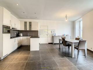 VEELZIJDIGE HANDELSRUIMTE met INSTAPKLAAR 2-SLAAPKAMERAPPARTEMENT op VLOT BEREIKBARE LIGGING in Dikkelvenne biedt een mooie opportuniteit voor...