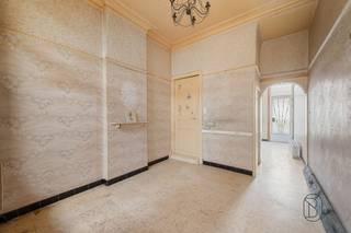 Te renoveren huis, ideaal gelegen in het centrum van Lessines, vlakbij winkels, scholen, het station en de A8.Het bestaat uit een woonkamer, eetkamer, een in te richten keuken, een badkamer, een droge kelder en een in te richten zolder.Technische gegevens: verwarming op stadsgas, dubbele beglazing.Een woning met veel potentieel na renovatie, ideaal als eerste aankoop of als investering.