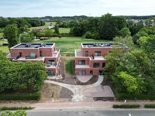 Dit lichtrijke duplex appartement is ideaal gelegen op de eerste en tweede verdieping en geniet er van een prachtig uitzicht op de parktuin en het omliggende groen. De ruime terrassen bieden de hele dag zon en bieden unieke zichten op de nieuwe parktuin waarbij de bestaande, inheemse waardevolle bomen blijven behouden. Het appartement beschikt over drie slaapkamers, een badkamer met ligbad, inloopdouche en lavabo, twee toiletten, een voldoende ruime berging en een bijzonder lichtrijke leefruimte met open keuken, eet- en zithoek. Via beide schuiframen is er een directe toegang tot de zonneterrassen van samen 24m². <br /><br />Ondergronds zijn er ruime parkings en handige bergingen voorzien. Tevens is er een vlot toegankelijke fietsenberging op het gelijkvloers. <br /><br />Het gebouw onderscheidt zich naast haar sublieme ligging en hoogstaande architectuur, door haar lage energiefactuur en duurzaam karakter. Zo krijgt u een combinatie van vloerverwarming met warmtepompen en een sterke akoestische en thermische isolatie. Bovendien worden de appartementen uitgerust met een ventilatiesysteem met warmterecuperatie.<br /><br />Verlaagd BTW-tarief van 6% mogelijk op de volledige constructiewaarde. <br /><br />Benieuwd naar dit rustig gelegen project vlakbij het centrum van Merelbeke? Van harte welkom voor een individuele rondleiding.