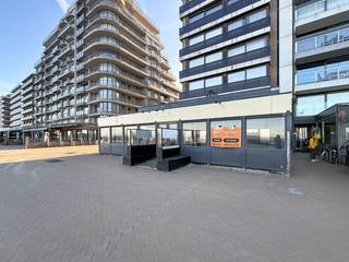 Dit hoekpand is gelegen op een uitstekende ligging op de Zeedijk te Nieuwpoort en geniet van maximale visibiliteit en veel passage.<br />De ruime handelsruimte van 247 m² biedt tal van mogelijkheden voor horeca (of andere commerciële activiteiten). Bovendien beschikt het handelspand over een overdekt terras van ca. 50 m² met een mooi zeezicht, wat een absolute meerwaarde vormt voor uw onderneming. Het handelspand beschikt tevens over een privatieve kelderberging van 13 m².<br />Het pand is vrij van huur en is momenteel ingericht als horecazaak.