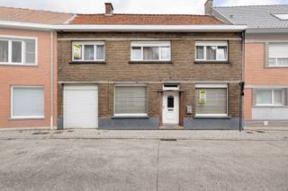 Deze TE RENOVEREN eigendom is gelegen te Ruiselede met name in de Bruggestraat 66 en dit op een perceel van 355 m². Dit door de CENTRALE LIGGING op wandelafstand van bakker, slager, winkels, school en op 2 km van het op- en afrittencomplex E-40 Aalter. <br /><br />PLUSPUNTEN:<br />* CENTRALE LIGGING | RUIME WOONST <br />* 5 SLPKS <br />* DOORRIT | GARAGE | ONTSLUITING <br />* BIJGEBOUWEN<br />* RAMEN PVC DUBBEL GLAS 1998<br /><br />INTERIEUR:<br />U komt binnen binnen in de L-vormige zeer ruime leefruimte met gezellige gaskachel. Aansluitend is er de volledig ingerichte open keuken (kookplaat | dampkap | dubbele spoelbak | vaatwasmachine | oven) met directe toegang tot de tuin en het terras.<br />Verder op het gelijkvloers is er ook nog de badkamer (ligbad | douche | lavabo | toilet | voutekamer) met aansluiting voor wasmachine en droogkast. <br />Het verdiep (houtconstructie) omvat maar liefst 5 ruime slaapkamers. <br />De zolder kan U perfect als stockageruimte benutten. <br /><br />EXTERIEUR:<br />De woning is voorzien van groot terras en een tuin. Deze zijn volledig afgesloten en ingevolge kindvriendelijk. <br />Achteraan de tuin er is nog een bijgebouw/polyvalente ruimte alsook diverse stockageruimtes. <br />Verder is er nog een praktische doorrit naast de woning afgesloten met een poort.