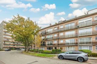 <p>Dit appartement is centraal gelegen in de gegeerde Collegewijk, aan de Antwerpse stadsrand en op wandelafstand van het prachtige Rivierenhof.<br />Dankzij de vlotte bereikbaarheid van de autosnelweg, het openbaar vervoer en de nabijheid van winkels en scholen, geniet u hier van een bijzonder praktische woonomgeving.</p><p>Dit appartement bevindt zich op de vierde verdieping en omvat een inkomhal met vestiairekast, een slaapkamer op parketvloer (ca 15m2), een open bureau- of hobbyruimte op parketvloer (ca. 8m2, eventueel te voorzien van een tussenmuur) , een badkamer met ligbad en toilet, een zonnige leefruimte op parketvloer met houthaard, een ingerichte keuken met ingebouwde toestellen aan de achterzijde, riante zonneterras op tegels aan de voorzijde, toegankelijk vanuit de leefkamer. <br />Achteraan bevindt zich nog een extra slaapkamer op laminaatvloer met aansluitend een ruime en praktische berging.<br />Ondergrondse autostaanplaats + kelderberging inbegrepen.</p><p>extra's:<br />- EPC 373kWh/m2 (label D) -> geen renovatieplicht<br />- Asbestveilig<br />- Lift aanwezig in het gebouw (van kelderverdieping tot derde verdieping)<br />- Recent herschilderd en onmiddellijk beschikbaar<br />- Voorzien van een veiligheidsdeur</p><p>Info/bezoek: 03/283 83 00 - noord@sinjoor.be<br /> </p>