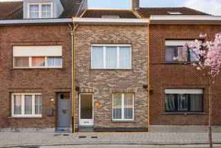 Welkom in een rustig straatje in Rumst, waar je vandaag al geniet van de stilte én binnenkort van een mooie groene meerwaarde. In de buurt staan er plannen op de agenda voor een nieuw groenpark, wat deze locatie alleen maar aantrekkelijker maakt naar de toekomst toe.<br /><br />We komen binnen via de inkomhal, netjes afgescheiden van de leefruimte. Vervolgens stappen we de woning in en valt meteen de lange, open en lichtrijke leefruimte op een fijne plek waar je je meteen thuis voelt.<br /><br />De woning werd in 2005 grondig aangepakt en dat merk je. Dubbele beglazing, elektrische rolluiken, en ook het dak en de muren werden reeds geïsoleerd. Verwarmen doe je hier op gas, met extra gezelligheid dankzij de kachel.<br /><br />De keuken werd vernieuwd en voelt extra aangenaam aan door het dakraam dat voor veel natuurlijk licht zorgt. Van hieruit loop je zo door naar het terras, dat eveneens mooi werd heraangelegd.<br /><br />Achteraan vind je een volledig vernieuwd tuinhuis, voorzien van alle nodige aansluitingen. Ideaal als hobbyruimte, atelier of gewoon extra bergruimte. Daarnaast is er nog een aparte berging met aansluitingen voor wasmachine en droogkast.<br /><br />Op de eerste verdieping zijn er twee ruime slaapkamers en een badkamer met zowel een bad als douche. <br /><br />En dan is er nog de zolder van ongeveer 30 m². Die is al ingedeeld, maar nog zonder vaste trap. Zie je het al voor je? Met een kleine ingreep maak je hier extra kamers van een mooie meerwaarde voor de toekomst.<br /><br />Troeven die je meteen overtuigen:<br /><br />- Geen renovatieverplichting<br /><br />- Mogelijkheid om uit te breiden<br /><br />- Rustige ligging met toekomstplannen voor groen<br /><br />- Direct beschikbaar<br /><br />- Praktisch tuinhuis en extra bergruimte<br /><br />- Asbestvrij<br /><br />- Mogelijkheid inboedel inclusief<br /><br />Interesse? Bel ons gerust op 03 435 31 33 of plan meteen je bezoek in.<br />Attesten (EPC, EK), Stedenbouwkundige inlichtingen en bodemattest kan je terugvinden via: https://jamar.immo/<br />Het asbestattest is in opmaak.<br /><br />Wg, gvkr, overstromingsgevoelig gebied