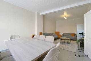 <p>Te koop in de Elststraat 106 te Zele: een aangename woning met drie slaapkamers, gelegen op wandelafstand van het centrum van Zele. In de directe omgeving bevinden zich onder andere bakkers, slagers, horecazaken, warenhuizen en andere dagelijkse voorzieningen. Daarnaast geniet de woning van een vlotte verbinding met het op- en afrittencomplex van de E17. De woning omvat op het gelijkvloers een inkomhal, een woonkamer, een keuken, een badkamer en een afzonderlijk toilet. Op de eerste verdieping bevinden zich twee slaapkamers. De zolderverdieping is ingericht als derde slaapkamer. Achter de woning bevindt zich een aangename stadstuin. De elektrische installatie is conform en de woning beschikt over een EPC van 277 kWh/m² per jaar, goed voor een energielabel C. Er is geen renovatieverplichting van toepassing. Daarnaast is de woning asbestveilig en beschikt ze over een P- en G-score A. De woning is momenteel verhuurd en vormt dankzij de ligging, indeling en drie slaapkamers een interessante starterswoning of investering. Wg, Vg, Gmo, Gvv, Gvkr</p>