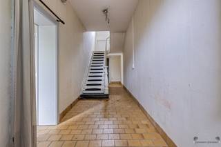 <p><span>Op een perceel van </span><span>8a 58ca</span><span> vindt u deze charmante woning uit de </span><span>Interbellum</span><span> periode, met een bewoonbare oppervlakte van </span><span>148 m²</span><span>. Dankzij de hoge plafonds en authentieke elementen ademt deze woning karakter en gezelligheid uit.</span></p><p><span>Indeling:</span></p><ul><li><span>Gelijkvloers:</span><span> inkomhal, lichtrijke leefruimte, te renoveren keuken met toegang tot de tuin en een apart toilet.</span></li><li><span>Eerste verdieping:</span><span> nachthall, 2 ruime slaapkamers en een badkamer.</span></li><li><span>Tweede verdieping:</span><span> in te richten zolder, ideaal om extra slaapkamers of een hobbyruimte te creëren.</span></li><li><span>Tuin niveau:</span><span> dubbele garage en toegang tot de tuin.</span></li></ul><p><span>TROEVEN:</span></p><ul><li><span>Unieke en groene ligging in een rustige doodlopende straat</span></li><li><span>Karaktervolle woning uit de </span><span>Interbellum</span><span> periode</span></li><li><span>Hoge plafonds en authentieke uitstraling</span></li><li><span>Vernieuwde ramen</span></li><li><span>Nabij de dorpskern en alle voorzieningen</span></li></ul><p><span>Deze woning biedt u de kans om een karaktervolle basis naar eigen smaak verder te renoveren en om te vormen tot een prachtige gezinswoning.</span></p><p><span>Voor meer informatie of een bezoek, aarzel niet om ons te contacteren via </span><span>011 199 991</span><span> of </span><span>info@janssenenjanssen.be</span></p>