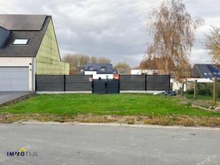 <p>Dit mooi perceel bouwgrond, gelegen in een goedgekeurde verkaveling, heeft een <strong>totale oppervlakte van zo'n 439 m² </strong>en biedt de mogelijkheid om een <strong>halfopen bebouwing te realiseren</strong> (zie lot 1 op het verkavelingsplan). Met een s<strong>traatbreedte van circa 12 meter </strong>en bouwdieptes van <strong>17 meter op het gelijkvloers en 12 meter op de verdieping</strong>, gemeten vanaf de verplichte voorbouwlijn, vormt dit perceel een <strong>ideale basis voor het creëren van een ruime en comfortabele ééngezinswoning</strong>.<br /><br />De te bouwen woning dient qua kroonlijsthoogte, nokhoogte en dakhelling aan te sluiten bij de aanpalende bebouwing (huisnummer 58). Een garage is mogelijk in het hoofgebouw en een tuinhuis is ook toegestaan. <br /><br />Deze grond is<strong> goed gelegen te Mere:</strong> in een<strong> rustige en aangename omgeving die toch een vlotte bereikbaarheid</strong> garandeert. Het perceel ligt in een<strong> doodlopende straat op korte afstand van het centrum, scholen, winkels en openbaar vervoer, </strong>waardoor dagelijkse verplaatsingen bijzonder eenvoudig blijven. Ook de verbinding met belangrijke invalswegen richting Aalst, Erpe-Mere en de E40 zorgt voor een vlot woon-werkverkeer.<br /><br />Op zoek naar een mooi gelegen bouwgrond met potentieel? Neem gerust contact op met Tijl via tijl@immotijl.be of bel 0477 44 86 11 voor meer info.</p>