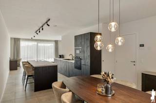 <p><strong>Exclusief gelijkvloers appartement (122 m²) met 2 slk’s, riante terras (50 m²) op een zucht van het keerdok te Mechelen</strong></p>
<p><strong>ALGEMENE KENMERKEN:</strong></p>
<ul>
<li>Prachtig en lichtrijk gelijkvloers appartement met een bewoonbare oppervlakte van 122 m²</li>
<li>Gelegen op de prachtige en moderne DOK+ site te Mechelen</li>
<li>Recent gebouwd (2026) met een hoogwaardige en stijlvolle afwerking, waarbij comfort, kwaliteit en energiezuinigheid centraal staan</li>
<li>Aangenaam terras van 50 m² waar u optimaal kan genieten van de zon en zuid gericht terras van 18m²</li>
<li>Rustige en centrale ligging aan de stadsrand, op wandel- en fietsafstand van het bruisende centrum van Mechelen</li>
<li>Winkels, scholen, horeca en openbaar vervoer bevinden zich in de onmiddellijke omgeving</li>
<li>Uitstekende bereikbaarheid via de E19 richting Antwerpen en Brussel</li>
<li>Mogelijkheid tot aankoop van een privatieve autostaanplaats (€ 32.500) en kelderberging (€ 7.500)</li>
<li>Gemeenschappelijke afgesloten fietsenstalling en kruidentuin met prachtige verzichten</li>
<li>Aankoop onder registratierechten</li>
</ul>
<p><strong>TECHNISCHE KENMERKEN:</strong></p>
<ul>
<li>Uitstekende EPC-score: Label A</li>
<li>Elektrische installatie conform het AREI</li>
<li>Asbestveilig</li>
<li>Energiezuinige warmtepomp met vloerverwarming</li>
<li>Aluminium raamprofielen met hoogrendementsbeglazing (HR++)</li>
<li>Ventilatiesysteem type D</li>
<li>Zonnepanelen</li>
</ul>
<p><strong>INDELING:</strong></p>
<p><strong>Gelijkvloers appartement:</strong></p>
<ul>
<li>Inkomhal met afzonderlijk gastentoilet</li>
<li>Aangename en lichtrijke leefruimte met open keuken</li>
<li>2 volwaardige slaapkamers voorzien van praktische inbouwkasten</li>
<li>Stijlvolle badkamer uitgerust met een inloopdouche, toilet en dubbele lavabo</li>
<li>Praktische berging met extra opbergruimte</li>
<li>Aparte toilet nabij inkomhal</li>
<li>Terrasoppervlakte van 68 m², ideaal om in alle rust van het buitenleven te genieten</li>
</ul>
<p><strong>TROEVEN:</strong></p>
<p>Dit stijlvolle appartement combineert hedendaags wooncomfort, een energiezuinige uitrusting en een uitstekende ligging op de gegeerde DOK+ site. De lichtrijke leefruimte, hoogwaardige afwerking en het zonnige terras zorgen voor een bijzonder aangename woonbeleving.</p>
<p>Dankzij de doordachte indeling en de nabijheid van het bruisende stadscentrum is dit appartement de ideale keuze voor starters, alleenstaanden of investeerders die op zoek zijn naar een comfortabele en toekomstgerichte woonoplossing in Mechelen.</p>
<p>Een unieke kans om stijlvol, comfortabel en energiezuinig te wonen op een boogscheut van het centrum van Mechelen!</p>
<p></p>