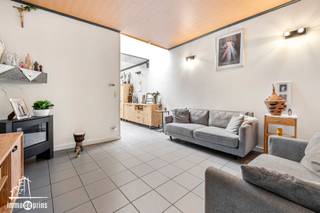 Op zoek naar een instapklare woning op een goede locatie in Sint-Niklaas? Dan is deze ruime en bijzonder lichtrijke gezinswoning zeker een bezoek waard.De woning beschikt over vier slaapkamers, waardoor ze ideaal is voor gezinnen of wie extra ruimte wenst voor een bureau of hobbykamer. De volledig ingerichte keuken sluit naadloos aan op de gezellige leefruimte en biedt alle comfort voor dagelijks gebruik.Aansluitend bevindt zich een aangename veranda, waar u het hele jaar door kunt genieten van het uitzicht op het charmante stadstuintje – een heerlijke plek om tot rust te komen.Dankzij het gunstige EPC-label B geniet u bovendien van een energiezuinige woning met lagere energiekosten.Troeven van deze woning:•4 slaapkamers•Lichtrijke leefruimtes•ingerichte keuken•Gezellige veranda•Aangenaam stadstuintje•Energiezuinig met EPC-label B•Goede en vlot bereikbare ligging nabij winkels, scholen, openbaar vervoer en invalswegen