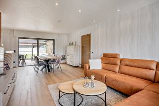 Deze toffe gezinswoning is een echte topper! Je krijgt een halfopen laagbouwwoning op een centrale en toch rustige ligging.<br /><br />De woning is gelegen in een doodlopende straat en geniet van een perceeloppervlakte van 536 m². Door de grootte van het perceel kan je op elk moment van de dag van de zon genieten in de tuin! Deze woning is steeds zeer goed onderhouden en beschikt over een gunstig EPC-label (label C)! Recent werd de elektriciteit volledig conform gemaakt en onderging de woning diverse opfrissingswerken. De constructie van deze woning is solide en kwaliteitsvol waardoor zeker kan zijn van jouw aankoop. Bovendien is deze woning asbestveilig!<br /><br />De woning onderging reeds diverse energiebesparende maatregelen. Zo wordt de woning verwarmd met een condensatieketel op aardgas en is er een zonnepaneleninstallatie mét certificaten tot 2031.<br /><br />De woning is praktisch ingedeeld. Je betreedt de woning via de inkomhal en gastentoilet. De ruime en lichtrijke leefruimte met aansluitende open keuken vormen het hart van deze woning en bieden je een fijn uitzicht op de tuin. De aangebouwde ruime veranda biedt je heel wat extra potentieel. Naast de keuken vinden we een berging/wasplaats en een ruime inpandige garage met ingebouwde kastenwand. <br /><br />Via de leefruimte komen we in de nachthal die toegang geeft aan drie slaapkamers en een badkamer met inloopdouche. Onder het dak bevindt zich nog een zolderruimte.<br /><br />De woning beschikt over een praktische en gemakkelijk te onderhouden tuin met ruime aparte tuinberging!<br /><br />TROEVEN:<br />- Asbestveilig<br />- Doodlopende straat<br />- 100% instapklaar<br />- Solide constructie<br />- Zonnepanelen met certificaten<br />- Elektriciteit is conform<br />- Ruime woning<br />- Volwaardige slaapkamers<br /><br />Info en bezoek mogelijk na afspraak via www.danimmo.be, info@danimmo.be of 0485 604 991.