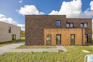 <p><span>In Ramsel staat een recente lage-energiewoning te koop, gebouwd op een perceel van 5a 27ca. Dankzij een E-peil onder 10 voldoet deze woning aan de strengste normen inzake energiezuinigheid.</span></p><p><span>Het gelijkvloers is ontworpen met oog voor ruimte en licht. De leefruimte profiteert van grote ramen die een aangename sfeer creëren. De open keuken vormt het centrale punt van het huis, voorzien van heel wat opbergmogelijkheden, moderne inbouwtoestellen en een praktisch kookeiland.</span></p><p><span>Aansluitend vindt u een ruime berging die bijzonder handig is voor wasmachine, droogkast of extra apparaten zoals een diepvries.</span></p><p><span>Op de verdieping zijn drie comfortabele slaapkamers aanwezig, stuk voor stuk royaal van formaat. De badkamer combineert stijl en gebruiksgemak met een ligbad, een aparte douche en een dubbele wastafel. Toiletten zijn afzonderlijk geplaatst, zowel beneden als boven.</span></p><p><span>Voornaamste voorzieningen en afwerking:</span></p><ul><li><span>Warmtepomp met vloerverwarming en koeling</span></li><li><span>Zonnepanelen met thuisbatterij (thuisbatterij optioneel)</span></li><li><span>Voorziening voor elektrische wagen (EV-laadpunt) (optioneel)</span></li><li><span>Regenwaterrecuperatie en ventilatiesysteem</span></li><li><span>Kwalitatieve afwerking </span></li></ul><p><span>Wie liever zelf de afwerkingskeuzes maakt, kan de woning ook in casco-staat aankopen aan </span><span>318.900 euro</span><span>.</span></p><p><span>De vermelde prijs is exclusief btw, registratie, notariskosten en nutsvoorzieningen.</span></p><p><span>Wilt u deze woning beter leren kennen? Bel </span><span>016 15 31 15</span><span> of mail </span><span>info@immolivit.be</span><span> en plan vrijblijvend een bezoek.</span></p>