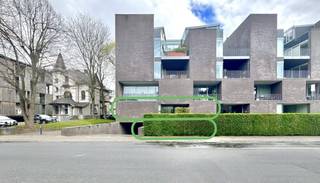 Ruim appartement te centrum Waregem nabij alles wat men nodig heeft, op wandelafstand van winkels, scholen en openbaar vervoer.Indeling: inkomhal met...