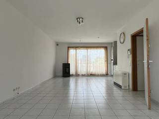 Instapklare woning met 3 slaapkamers in Harelbeke!Deze woning heeft op het gelijkvloers een ruime leefruimte, dit was vroeger een garage.Voorziening...