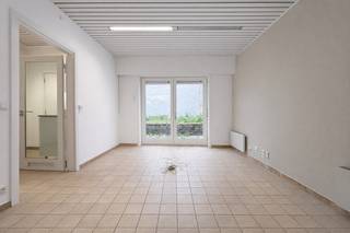 Verzorgde woning bestaande uit een kantoor- of handelsruimte op het gelijkvloers en een knap duplex appartement op de verdieping. Centraal gelegen...