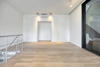 <p><strong>Commerciële Ruimte van ca. 105 m² op ’t Zuid.</strong></p>
<p><strong>Iconische gevel | Toplocatie | Hoge visibiliteit<br /></strong>Ontdek een uitzonderlijke commerciële ruimte in een prachtig gebouw in <strong>Neo-Vlaamse renaissancestijl</strong>, gelegen op een absolute <strong>AAA-locatie</strong> in het hart van ’t Zuid.</p>
<p><strong>De Ruimte</strong></p>
<ul>
<li><strong>105 m²</strong> polyvalente handelsruimte;</li>
<li>Twee open niveaus (gelijkvloers + sous-sol);</li>
<li>Centrale vide zorgt voor lichtinval en een open, architecturale beleving;</li>
<li>Elk niveau beschikt over een aparte berging.</li>
</ul>
<p><strong>Extra Mogelijkheden: </strong>Wil u groter gaan? Er zijn <strong>bijkomende oppervlaktes (105 m² tot 800 m²)</strong> beschikbaar, zodat u de volledige <strong>30 m brede gevel</strong> kunt benutten.</p>
<p><strong><br />Parkeren</strong></p>
<ul>
<li>Vlot parkeren dankzij publieke parkings <strong>Kooldok</strong>en <strong>Steendok</strong></li>
<li>Optionele <strong>privatieve autostaanplaats</strong>: €170/maand</li>
</ul>
<p><strong>Praktisch</strong></p>
<ul>
<li>Beschermd bouwkundig erfgoed</li>
<li>Maandelijkse kosten: €180 (beheer, gemeenschappelijke delen, provisie water)</li>
<li>Individuele aansluiting voor elektriciteit en gas</li>
</ul>
<p><strong>Ligging<br /></strong>Gelegen in het meest dynamische deel van ’t Zuid, omringd door cultuur, horeca, designzaken en uitstekende bereikbaarheid. <strong>Een perfecte plek voor galerie, conceptstore, atelier, kantoor of high-end retail.</strong></p>