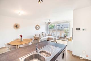 Welkom in dit goed onderhouden, recent (2018) instapklaar en energiezuinig (EPC A) appartement te Halle! Het appartement bevindt zich op de tweede verdieping. De gezellige open leefruimte laat veel natuurlijk licht binnen door het grote schuifraam, dat naar het terras leidt. De parallelkeuken is volledig voorzien van kwaliteitstoestellen, ideaal voor wie graag comfortabel kookt. Daarnaast vind je 2 slaapkamers, een praktische berging/waskot, een apart toilet en een moderne badkamer met wastafel en inloopdouche. Dit appartement is de ideale starterswoning / investeringswoning met het oog op de toekomst. Dichtbij alle voorzieningen, een carpool-parking naast het gebouw en naast belangrijke uitvalswegen. Mis je kans niet om dit appartement te bezichtigen en vraag nu je bezoek aan! We kijken ernaar uit jullie te verwelkomen. 
