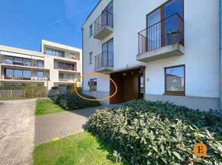 <p><span>Modern gelijkvloers appartement met tuin en autostaanplaats.</span></p><p><span>Op zoek naar een recent en instapklaar appartement in een rustige omgeving? </span></p><p><span>Dit lichtrijke gelijkvloerse appartement biedt alles wat je nodig hebt voor comfortabel wonen. </span></p><p><span>Kom binnen in de gezellige leefruimte met open, volledig ingerichte keuken en geniet van hieruit van het uitzicht op de privétuin met terras.</span></p><p><span>De ruime slaapkamer en moderne badkamer met inloopdouche zorgen voor extra comfort. </span></p><p><span>Daarnaast is er naast de keuken een aparte berging met aansluitingen voor wasmachine en droogkast aanwezig. </span></p><p><span>Uw wagen kan u parkeren in de ondergrondse autostaanplaats en er is ook nog een extra kelderberging waar u bijvoorbeeld uw grasmachine kan opbergen. </span></p><p><span>Het gebouw is voorzien van een lift.</span></p><p><span>De </span><span>huurprijs</span><span> bedraagt </span><span>€850,- per maand + €100,- vaste kosten per maand</span><span>.</span></p><p><span>Dit prachtige appartement is beschikbaar vanaf 15/05/2026. </span></p><p><span> </span></p><p><span>Mis deze kans niet en plan vandaag nog je bezoek! Bel ons op 03 500 05 40.</span></p>
