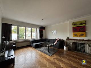 <p><span>Ruim en lichtrijk 3-slaapkamer appartement op top locatie!</span></p><p><span>Op de tweede verdieping bevindt het appartement zich in ene kleinschalig gebouw in een rustige en residentiële straat omgeving. </span></p><p><span> </span></p><p><span>Het appartement heeft de volgende indeling:</span></p><p><span> </span></p><p><span>Inkomhal: </span></p><p><span>Bij het binnenkomen kom je in de centrale hal, van waaruit je toegang hebt tot alle ruimtes van het appartement.</span></p><p><span> </span></p><p><span>Leefruimte &amp; keuken:</span></p><p><span>De ruime en lichtrijke leefruimlte vormt het hart van het appartement, aansluitend bevindt zich een extra multifunctionele ruimte, ideaal om in te richten als bureau of leesruimte.</span></p><p><span>De volledig ingerichte keuken biedt veel werk- en opbergruimte en sluit aan bij het leefgedeelte.</span></p><p><span> </span></p><p><span>Badkamer &amp; slaapkamer:</span></p><p><span>Er zijn twee grotere slaapkamers aanwezig. De derde slaapkamer is geschikt voor een dressing of kinderkamer</span></p><p><span>De badkamer is voorzien van een dubbele lavabo en een douche</span></p><p><span> </span></p><p><span>Terras en fietsenstalling:</span></p><p><span>Aan de achterzijde van het appartement bevindt zicht een rustig gelegen terras, waar je in alle privacy kan genieten van de buitenlucht. </span></p><p><span> </span></p><p><span>Huurprijs:</span><span> €1.100,00 / maand</span></p><p><span>Maandelijkse kosten:</span><span> €170,00 / maand - water, minuterie, onderhoud gang, ketel</span></p><p><span>Beschikbaar:</span><span> 01/01/2026</span></p><p><span> </span></p><p><span>Troeven:</span></p><p><span> </span></p><p><span>- Centrale hal met toegang tot alle ruimtes</span></p><p><span>- Grote leefruimte + aanpalende multifunctionele ruimte</span></p><p><span>- Twee ruime slaapkamers + één kleinere kamer</span></p><p><span>- Terras aan achterzijde</span></p><p><span>- Veel natuurlijk licht doorheen het appartement</span></p><p><span>- Privatieve kelderberging inbegrepen</span></p><p><span>- Goede ligging nabij winkels, scholen, openbaar vervoer en invalswegen</span></p><p><span>- Mogelijkheid tot garage of staanplaats</span></p><p><span> </span></p><p><span> </span></p>