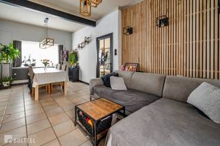 Bent u op zoek naar een gezellige thuis op een gunstige locatie dan is deze woning beslist iets voor u. Deze charmante en knusse woning biedt u op het gelijkvloers een inkomhal, een living met gashaard, een open en ingerichte keuken, een lichtrijke veranda, een spender en een badkamer met inloopdouche, lavabo en toilet. Op de eerste verdieping zijn er 2 slaapkamers en een vaste trap naar de zolder waar zich de 3de slaapkamer bevindt. Achteraan geniet je van een aangename en ruime tuin. Een extra troef zijn de 2 autostaanplaatsen voor de woning. De ramen zijn voorzien van dubbele beglazing en rolluiken. Centrale verwarming op het gelijkvloers. Zonnepanelen met thuisbatterij aanwezig. De woning bevindt zich aan de rand van Sint-Niklaas maar toch in de nabijheid van winkels, scholen, openbaar vervoer en het Waasland Shopping Center. Vlotte verbinding naar E17 en N16. Aarzel niet en boek vandaag nog uw afspraak!