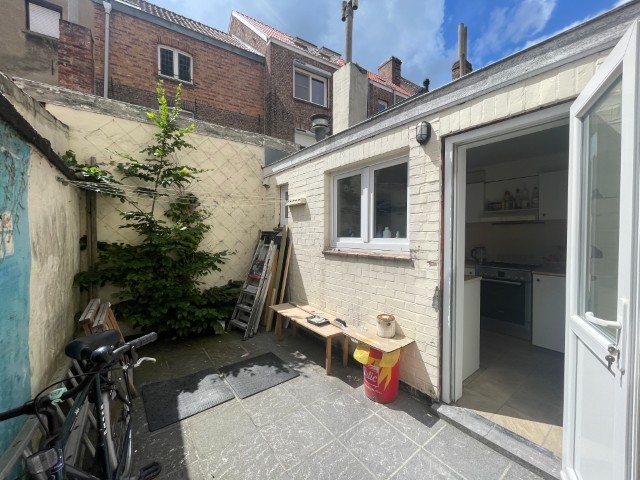 Brugge centrum, nabij ’t ZAND en VESTEN, alle winkels, scholen, station TE RENOVEREN RUIM WOONHUIS met ZONNIGE KOER - photo 3