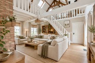 Ruime gezinsvilla met 4 slaapkamers, zonnige tuin en 39 zonnepanelen<br /><br />Op een boogscheut van het centrum van Brasschaat bevindt zich deze ruime en lichtrijke villa op een mooi perceel van 841 m². Dankzij de royale leefruimtes, vier slaapkamers, ruime parkeermogelijkheden en de prachtig aangelegde zuidwestgerichte tuin vormt deze woning de ideale thuisbasis voor gezinnen die ruimte, comfort en een aangename <span>buitenomgeving</span> weten te waarderen.<br /><br />De woning verwelkomt u via een ruime inkomhal met gastentoilet. Van hieruit komt u in de bijzonder sfeervolle leefruimte, die meteen in het oog springt dankzij het unieke hoge plafond, de royale volumes en de overvloedige natuurlijke lichtinval. De eetplaats sluit naadloos aan op de volledig ingerichte keuken, voorzien van de gebruikelijke toestellen. Zowel de eetplaats als de keuken geven toegang tot de veranda, waar u heerlijk geniet van het zicht op de tuin.<br /><br />Op het gelijkvloers bevinden zich daarnaast twee slaapkamers, waaronder een royale slaapkamer van ca. 16 m² en een tweede slaapkamer van ca. 9 m², alsook een badkamer met wastafel en douche. Hierdoor biedt de woning ook op het gelijkvloers een bijzonder praktische indeling.<br /><br />Via de leefruimte bereikt u de eerste verdieping. Hier bevinden zich nog twee ruime slaapkamers van elk ca. 16 m². Er is bovendien de mogelijkheid om op deze verdieping een tweede badkamer te creëren, wat de woning nog extra functionaliteit en comfort kan bieden.<br /><br />De absolute troef van deze woning is zonder twijfel de prachtige zuidwestgerichte tuin. Dankzij de gunstige oriëntatie geniet u hier optimaal van de zon en privacy. De tuin is uitgerust met een automatisch beregeningssysteem en robotmaaier en beschikt bovendien over een praktisch tuinhuis.<br /><br />Ook aan parkeergelegenheid is er geen gebrek. De woning beschikt over een ruime oprit met plaats voor meerdere wagens en een afzonderlijke royale garage, ideaal voor het stallen van een wagen, fietsen en extra materiaal.<br /><br />Troeven<br /><br />- Gelegen op een perceel van 841 m²<br />- 3 à 4 slaapkamers, waarvan twee ruime slaapkamers op de verdieping<br />- Royale en lichtrijke leefruimte met hoog plafond<br />- Zuidwestgerichte tuin met veel privacy<br />- Automatisch beregeningssysteem en robotmaaier<br />- 20 zonnepanelen<br />- Recent vernieuwde ramen<br />- Royale garage<br />- Ruime oprit met veel parkeergelegenheid<br />- Mogelijkheid tot het creëren van een extra badkamer op de verdieping<br />- Gelegen op wandel- en fietsafstand van het centrum van Brasschaat<br /><br />Een ruime en veelzijdige gezinswoning op een toplocatie, waar binnen- en buitenruimte perfect samenkomen.