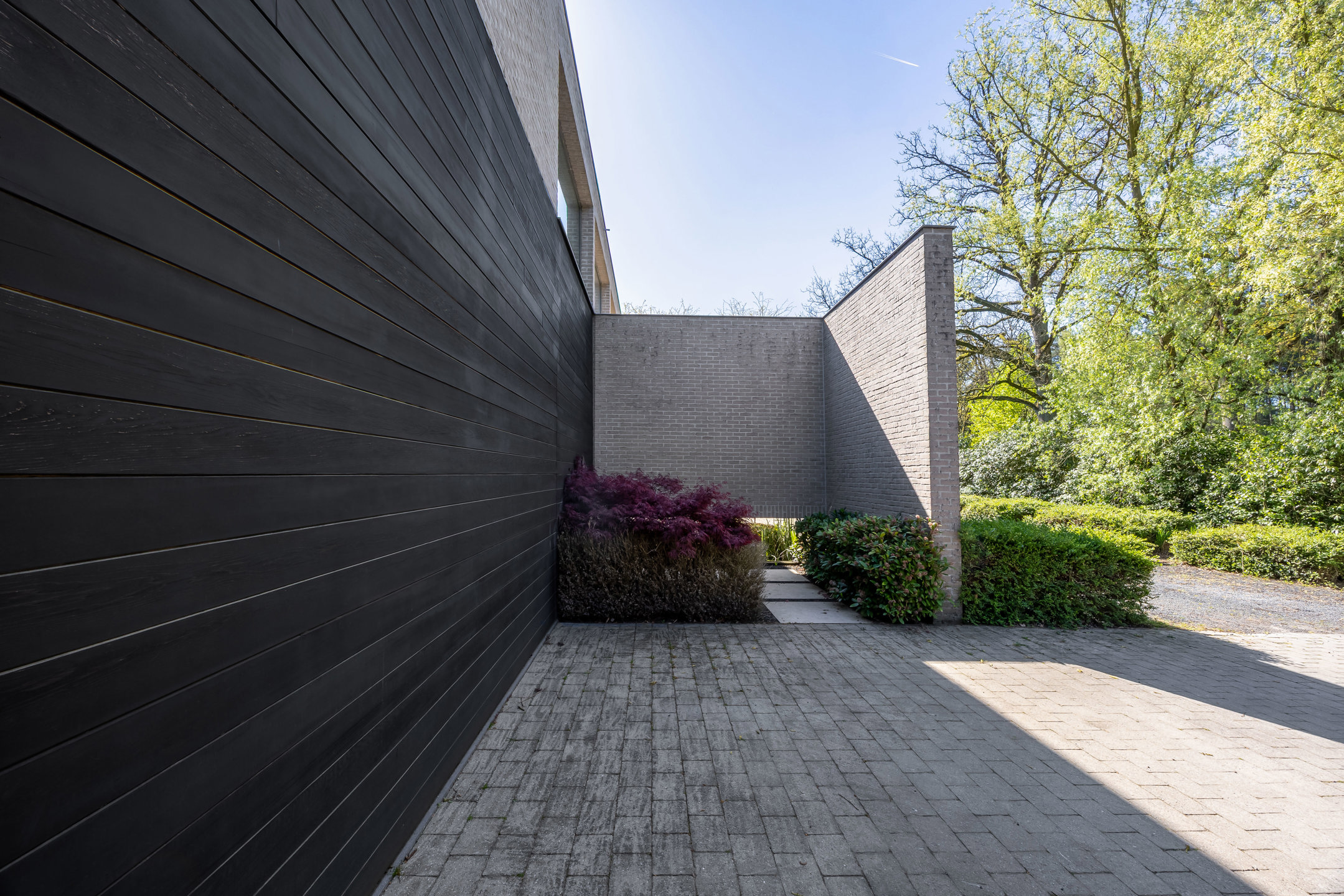 Op te frissen moderne villa met zwemvijver en poolhouse - foto 4