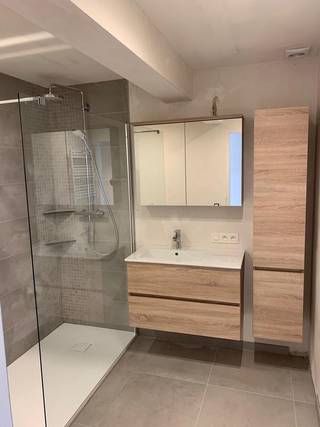 Dit lichtrijke appartement bevindt zich op de 2e verdieping van een kleinschalig gebouw en geniet van een rustige ligging, op wandelafstand van de markt, het sportcentrum en het openbaar vervoer.<br /> <br />Het appartement omvat :
<ul>
<li>Een inkomhal met apart toilet</li>
<li>Een lichtrijke leefruimte met open keuken, voorzien van alle toestellen</li>
<li>Een badkamer met inloopdouche en lavabo</li>
<li>2 slaapkamers</li>
</ul>
Rustige en centrale ligging<br /><br />Huurprijs : € 845 / maand<br /><br />Vrij vanaf 1 oktober 2026<br /><em>De overige foto’s volgen.</em><br /> <br />Interesse?<br />Stuur mail voor meer informatie of <strong>plan een bezoek tijdens de openkijkdag</strong> op :<br />- vrijdag 25/09 tussen 16u en 18u