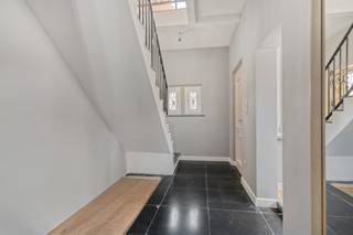 <p><span>Deze verzorgde gezinswoning straalt ruimte en wooncomfort uit vanaf het eerste moment. Met een bewoonbare oppervlakte van 254 m² op een perceel van 793 m² geniet u hier van een aangename combinatie van royale leefruimtes, hedendaags comfort en een uitstekende staat van onderhoud.</span></p>
<p><span>De leefruimte vormt samen met de vernieuwde keuken en de leefveranda het kloppende hart van de woning. Dankzij de open verbinding tussen deze ruimtes ontstaat een bijzonder aangenaam gevoel van ruimte en licht. De veranda zorgt voor een natuurlijke overgang tussen binnen en buiten en biedt het hele jaar door een prachtig uitzicht op de tuin.</span></p>
<p><span>De keuken werd ongeveer tien jaar geleden volledig vernieuwd en is uitgerust met kwalitatieve toestellen. Recente vernieuwingen, waaronder de oven en het ingebouwde koffieapparaat, zorgen voor extra comfort in het dagelijkse gebruik.</span></p>
<p><span>Met vier ruime slaapkamers en twee badkamers beschikt deze woning over alle troeven voor een comfortabel gezinsleven. De royale kamers bieden voldoende mogelijkheden voor gezinnen die extra ruimte wensen voor hobby's, thuiswerk of logies.</span></p>
<p><span>Ook buiten komt de woning volledig tot haar recht. De ruime tuin vormt een aangename plek om te ontspannen, te spelen of gezellig samen te komen. Dankzij de goede toegankelijkheid en de aanwezige garage geniet u bovendien van extra praktisch comfort.</span></p>
<p><span>De woning is niet alleen ruim en verzorgd, maar ook voorbereid op de toekomst. Met een EPC-label B, conforme elektriciteit, zonnepanelen, een zonneboiler, muurisolatie en dakisolatie profiteert u van een energiezuinige woonomgeving en een lagere energiefactuur.</span></p>
<p><span>De centrale ligging zorgt ervoor dat alle dagelijkse voorzieningen vlot bereikbaar zijn, terwijl u thuis geniet van rust, ruimte en een aangename woonbeleving. Een woning die klaar is om nieuwe bewoners jarenlang woonplezier te bezorgen.<br /><br /></span>Neem contact met Domestic makelaars voor meer informatie en bezichtiging. 014 61 03 86.</p>