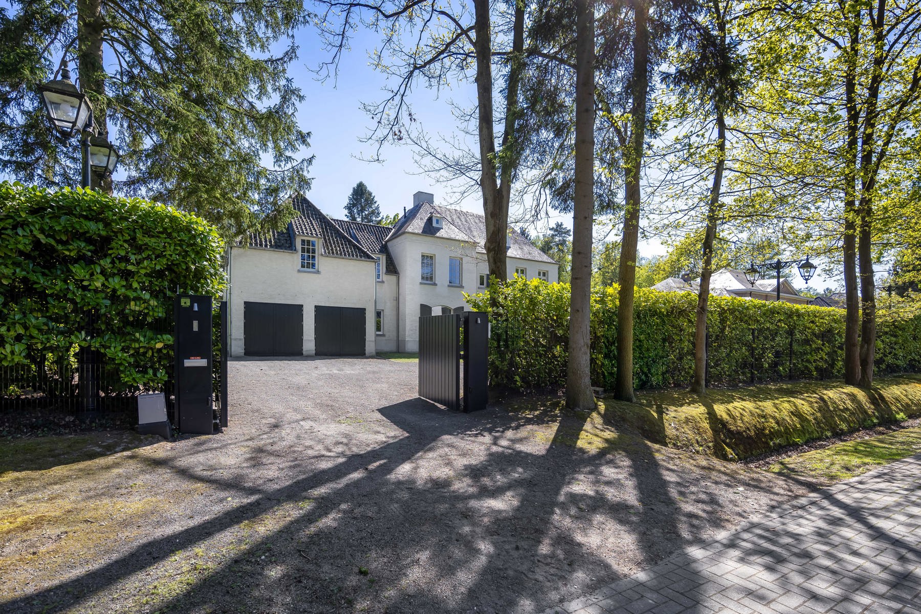 Magnifieke villa op 2.415 m² in residentiële wijk - foto 1